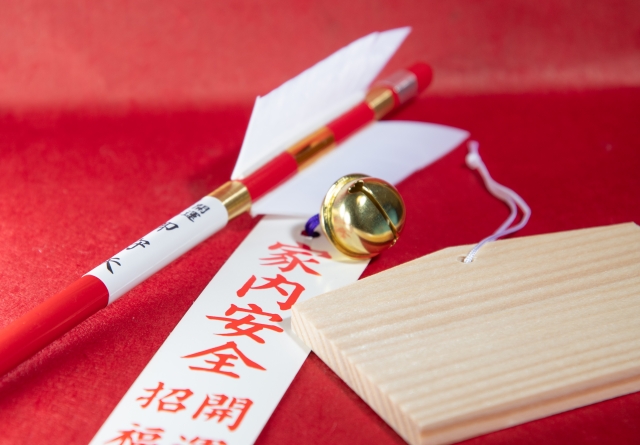 初詣の縁起物 破魔矢・熊手